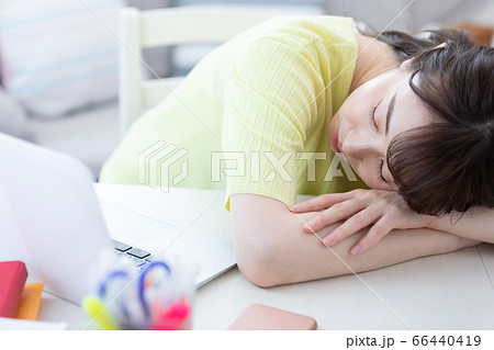 ビジネス　テレワーク　疲れて居眠りをする女性 66440419