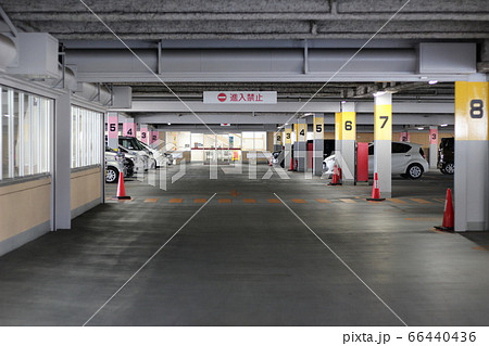 立体駐車場 全天候型駐車場の写真素材 立体駐車場 全天候型駐車場の写真素材