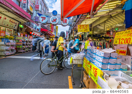 日本の東京都市景観 新型コロナの影響で人影がまばらなアメ横 マスクも値崩れ の写真素材