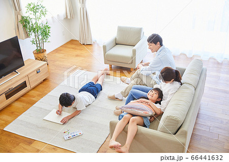 ソファーに座るファミリー　４人家族 66441632