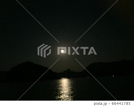 瀬戸内海に浮かぶ月 66441785