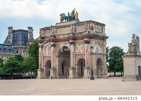 Carrousel Arch of Triumph during the Covid-19 Lockdown in Paris, France Carrousel Arch of Triumph during the Covid-19 Lockdown in Paris, France 66442315