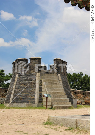 韓国 水原市にある世界遺産 華城の物見やぐら 韓国 水原市にある世界遺産 華城の物見やぐら 66442348