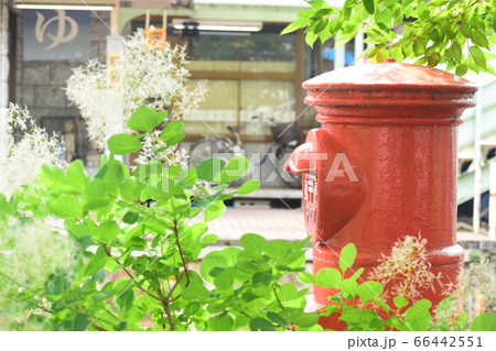 群馬県水沼駅内の赤い丸型郵便ポスト 66442551