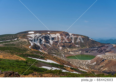 快晴の空と宮城蔵王のお釜　宮城県蔵王町 66442603