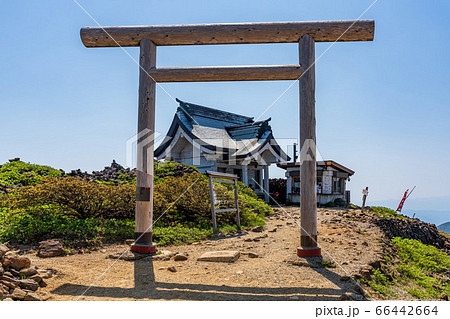 快晴の空と蔵王山頂の刈田嶺神社(奥宮) 宮城県蔵王町 快晴の空と蔵王山頂の刈田嶺神社(奥宮) 宮城県蔵王町 66442664