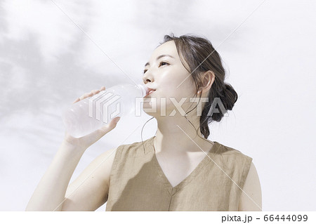 若い女性のビューティー　ポートレート　［ペットボトルを持っている］ 66444099