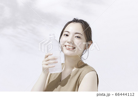 若い女性のビューティー　ポートレート　［ペットボトルを持っている］ 66444112