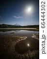 富士山と湖 66444302