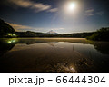 富士山と湖 66444304