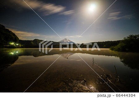 富士山と湖 66444304