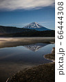 富士山と湖 66444308