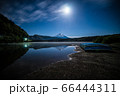 富士山と湖 66444311