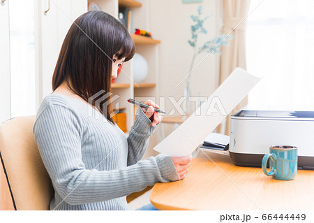 書類を確認する女性　様々な書類　申請　証明　申込　請求書　願書　履歴書など　 66444449