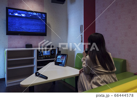 カラオケボックスで歌う女性　イメージ素材 66444578