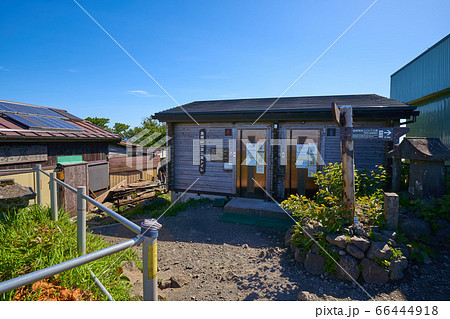 金時山の山頂から足柄峠方面への下山口方面 金時山の山頂から足柄峠方面への下山口方面 66444918