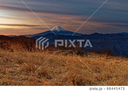 南大菩薩・大蔵高丸から見る朝焼けの富士山 南大菩薩・大蔵高丸から見る朝焼けの富士山 66445473