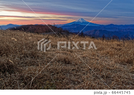 南大菩薩・大蔵高丸から見る朝焼けの富士山 南大菩薩・大蔵高丸から見る朝焼けの富士山 66445745