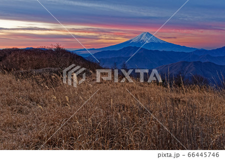 南大菩薩・大蔵高丸から見る朝焼けの富士山 南大菩薩・大蔵高丸から見る朝焼けの富士山 66445746