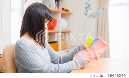 靴下　準備する女性　コピースペース　16:9 66446260