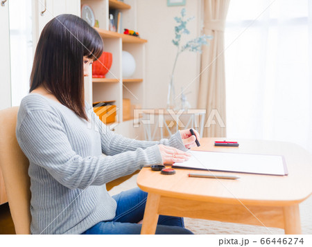 印鑑を押す女性　押印　捺印　4:3 66446274