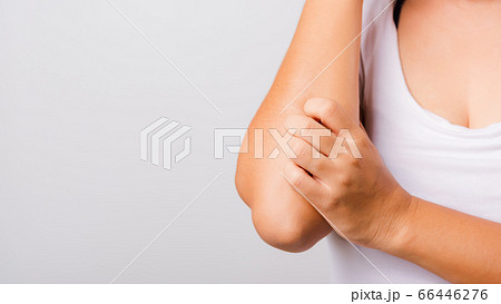 Asian beautiful woman itching her useing hand Asian beautiful woman itching her useing hand 66446276