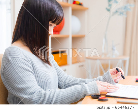 印鑑を押す女性 押印 捺印 4:3 印鑑を押す女性 押印 捺印 4:3 66446277