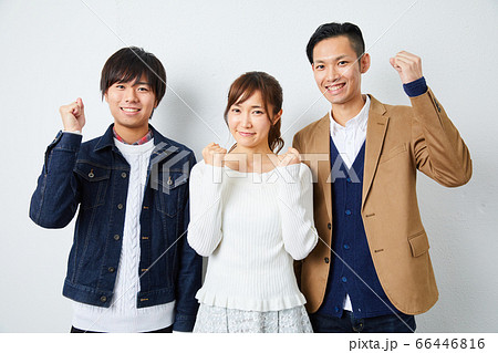 秋冬の服を着た3人の若者 66446816