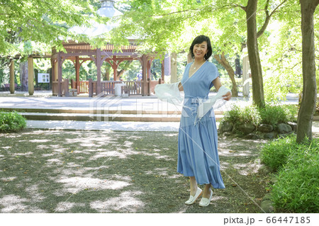 新緑を楽しむミドル女性 公園散歩 緑 さわやかミドル女性イメージ 新緑を楽しむミドル女性 公園散歩 緑 さわやかミドル女性イメージ 66447185