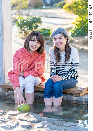 女子旅で足湯に入る女性と友達 【1月】【撮影協力 鬼石坊主地獄】 女子旅で足湯に入る女性と友達 【1月】【撮影協力 鬼石坊主地獄】 66450108