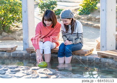 女子旅で足湯に入る女性と友達 【1月】【撮影協力 鬼石坊主地獄】 66450113