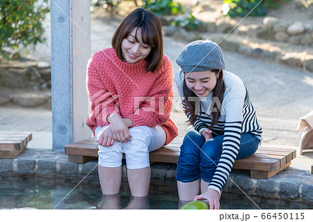 女子旅で足湯に入る女性と友達 【1月】【撮影協力 鬼石坊主地獄】 女子旅で足湯に入る女性と友達 【1月】【撮影協力 鬼石坊主地獄】 66450115