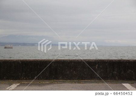湖を背景とした駐車場の白線が映った写真 湖を背景とした駐車場の白線が映った写真 66450452