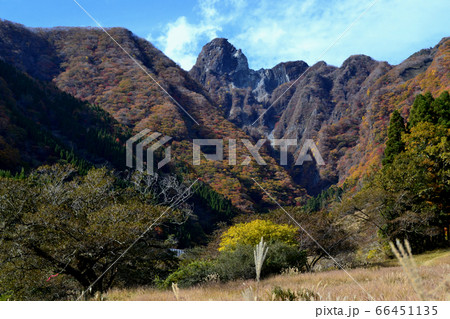 秋の根子岳 紅葉した山肌の景観 秋の根子岳 紅葉した山肌の景観 66451135