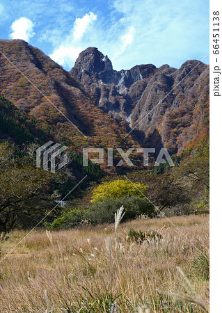 秋の根子岳 紅葉した山肌の景観 秋の根子岳 紅葉した山肌の景観 66451138