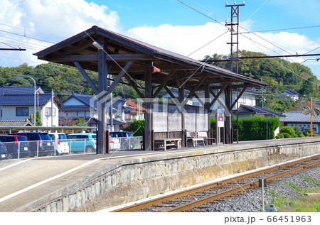 宍道湖沿線の国道から一畑電車のレトロな駅のホームが見える長閑な風景 … 島根県 松江市（晴れ） 66451963