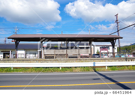 宍道湖沿線の国道から一畑電車のレトロな駅のホームが見える長閑な風景 … 島根県 松江市(晴れ) 宍道湖沿線の国道から一畑電車のレトロな駅のホームが見える長閑な風景 … 島根県 松江市(晴れ) 66451964