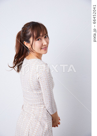 ワンピースを着たカメラ目線の女性 66452041