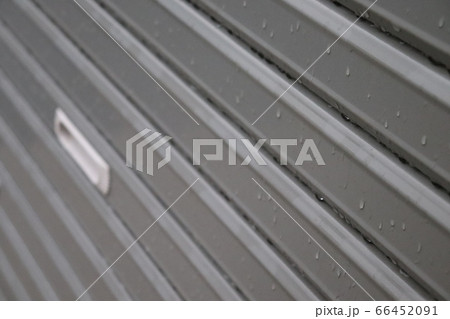 雨の日のシャッター 66452091