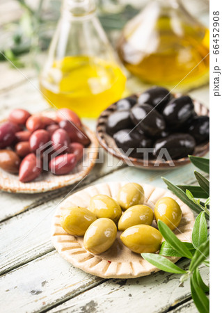 Black and green olives 66452908