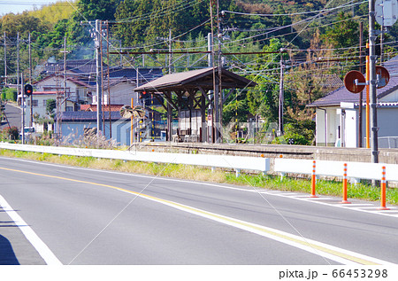 宍道湖沿線の国道から一畑電車のレトロな駅のホームが見える長閑な風景 … 島根県 松江市（晴れ） 66453298
