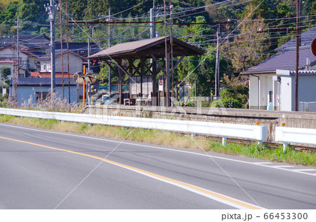 宍道湖沿線の国道から一畑電車のレトロな駅のホームが見える長閑な風景 … 島根県 松江市（晴れ） 66453300