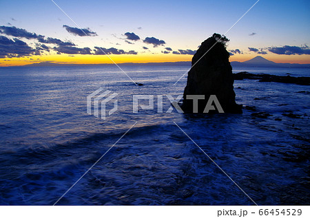 夕暮れの秋谷・立石海岸から富士山を望む（横須賀市） 66454529