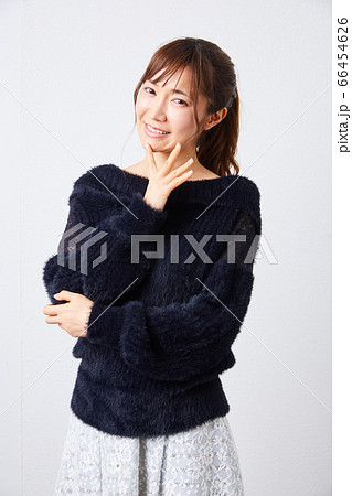 黒い長袖のニットを着たカメラ目線の女性 黒い長袖のニットを着たカメラ目線の女性 66454626