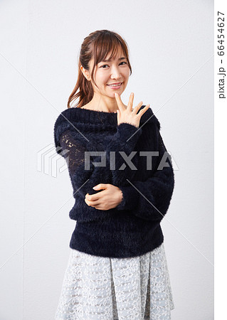 黒い長袖のニットを着たカメラ目線の女性 黒い長袖のニットを着たカメラ目線の女性 66454627