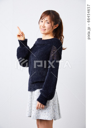 黒い長袖のニットを着たカメラ目線の女性 66454657
