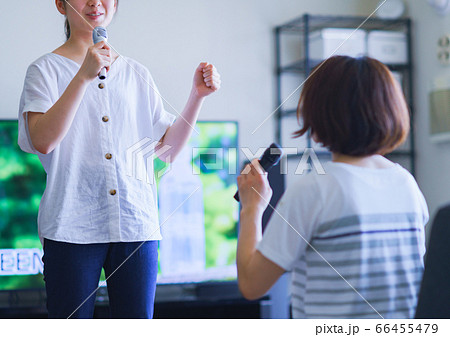 家庭用ゲーム機のアプリで「おうちカラオケ」を家族(親子)で楽しむシーン 家庭用ゲーム機のアプリで「おうちカラオケ」を家族(親子)で楽しむシーン 66455479