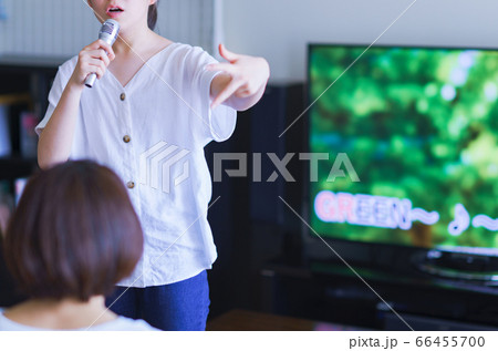 家庭用ゲーム機のアプリで「おうちカラオケ」を家族(親子)で楽しむシーン 家庭用ゲーム機のアプリで「おうちカラオケ」を家族(親子)で楽しむシーン 66455700