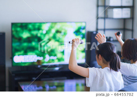 家庭用ゲーム機のアプリで「おうちカラオケ」を家族(親子)で楽しむシーン 家庭用ゲーム機のアプリで「おうちカラオケ」を家族(親子)で楽しむシーン 66455702