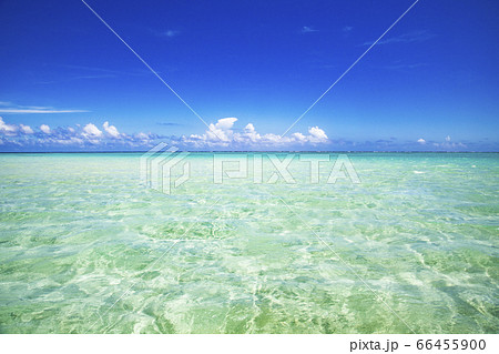 百合ヶ浜から見た与論島の海の風景 66455900